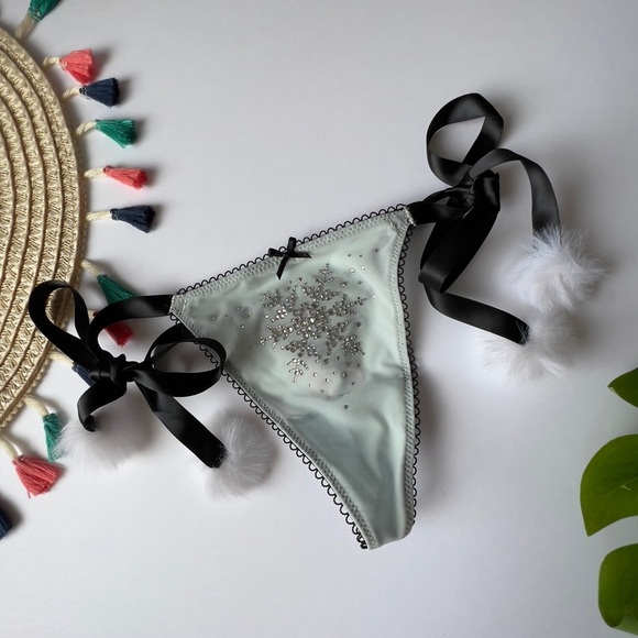 Victoria's Secret Dream Angels Crystal Snowflake Pom-Pom V-String Panty XS NEW - Picture 5 of 7